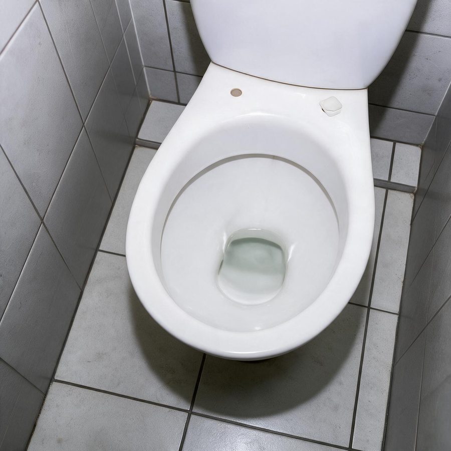 Тот же унитаз после установки системы очистки воды и чистки