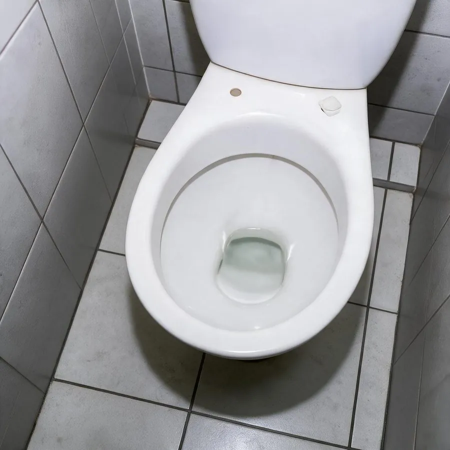 Тот же унитаз после установки системы очистки воды